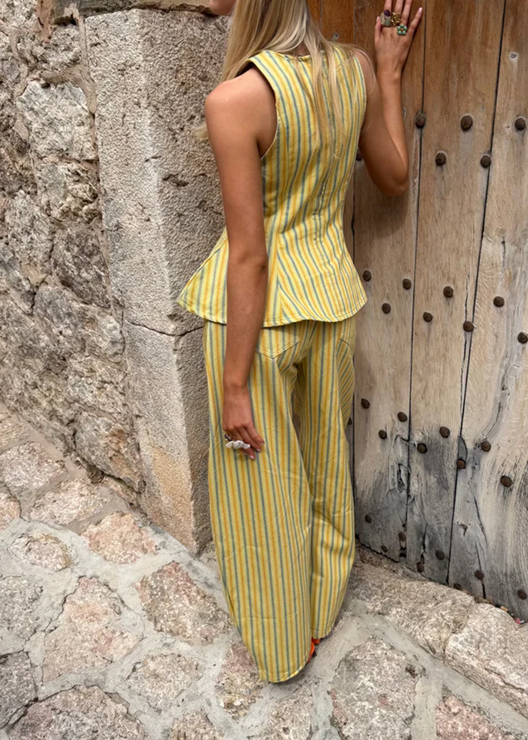 Top senza maniche a rouches a righe gialle con pantaloni larghi