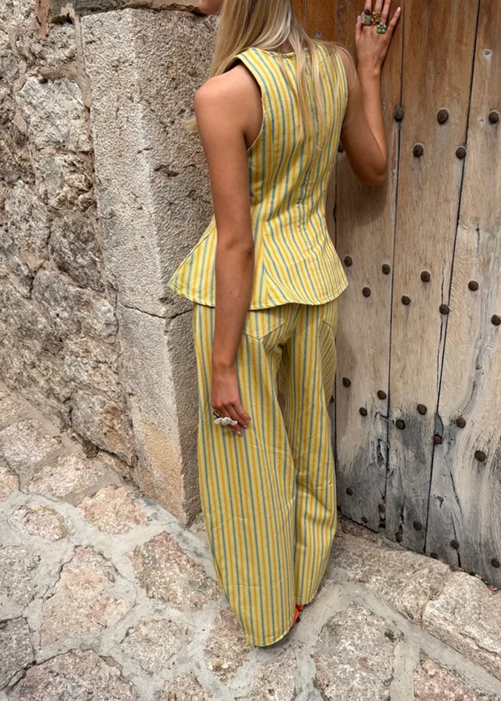 Top senza maniche a rouches a righe gialle con pantaloni larghi