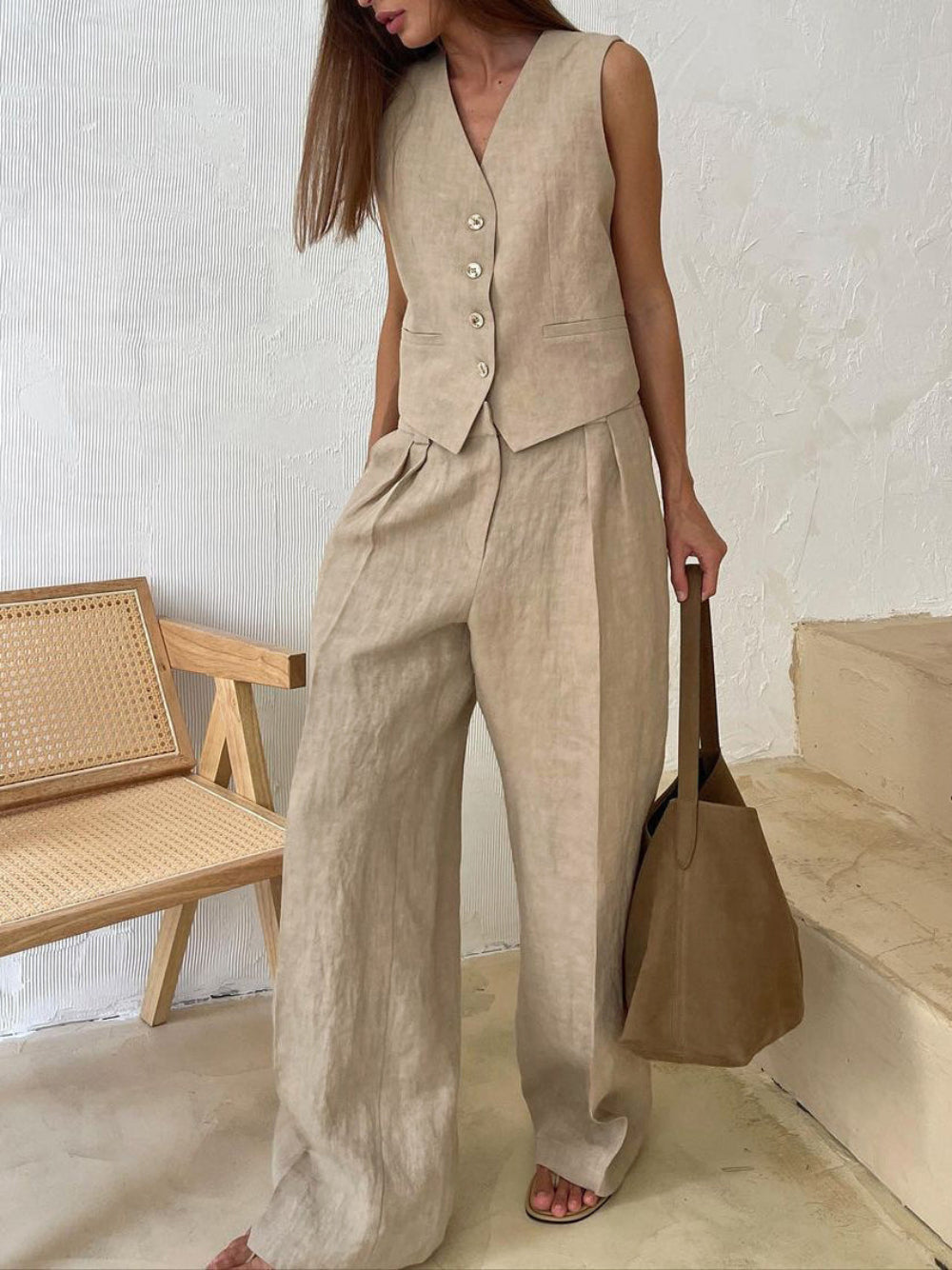 Pantaloni a gamba larga plissettati in cotone e lino con scollo a V classico