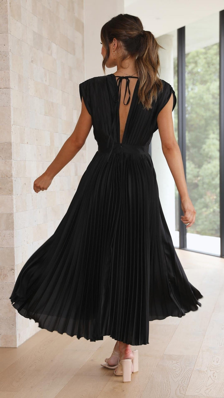 Abito midi fluente in satin plissettato con scollo a V elegante