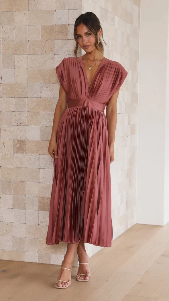 Abito midi fluente in satin plissettato con scollo a V elegante