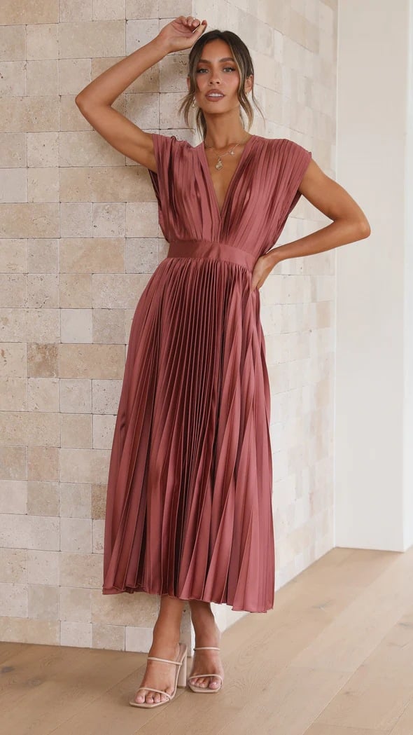 Elegante Abito Midi Fluido con V-Scollo e Pieghe in Satin
