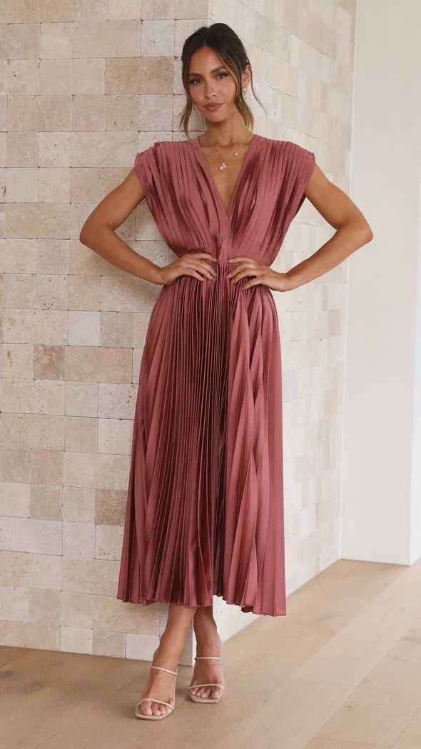 Elegante Abito Midi Fluido con V-Scollo e Pieghe in Satin