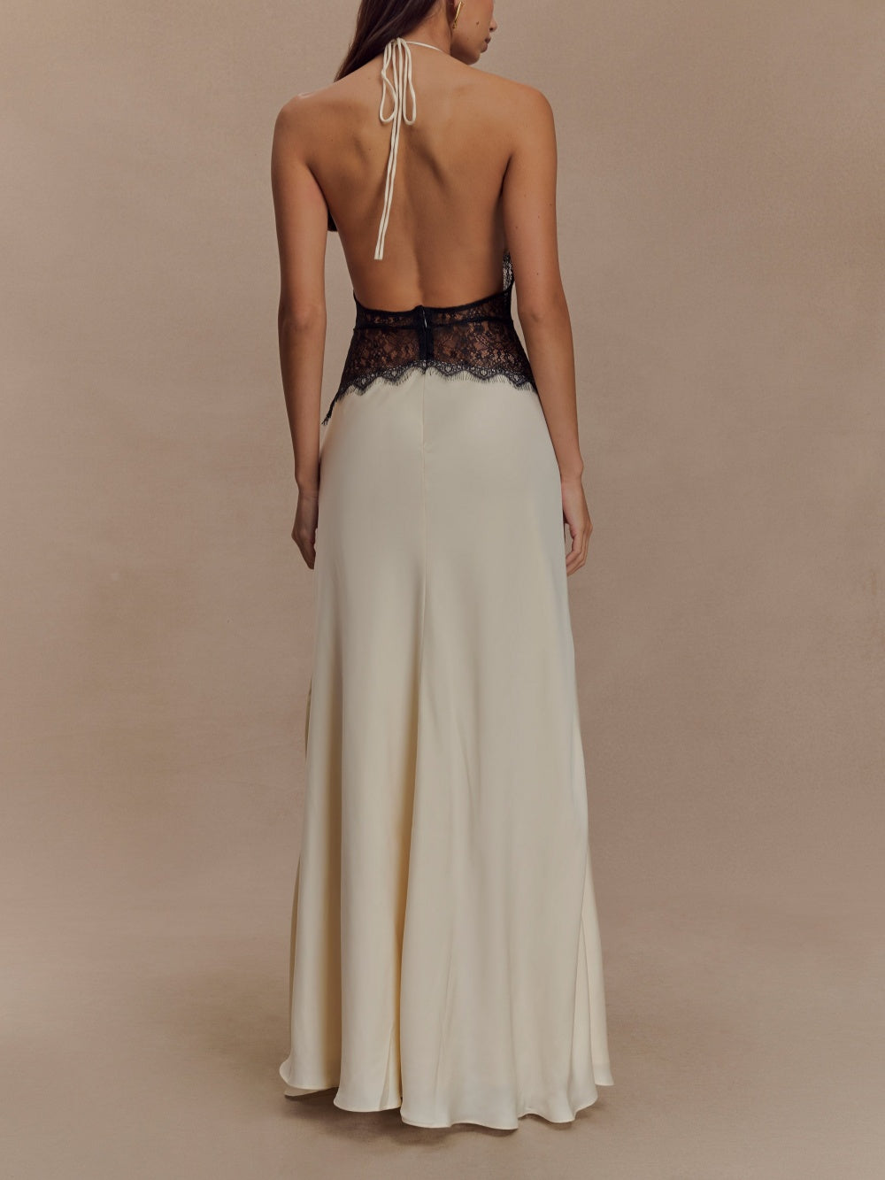 Abito maxi in seta satinata con scollo all'americana