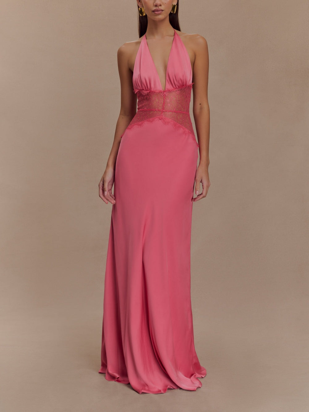 Abito maxi in seta satinata con scollo all'americana