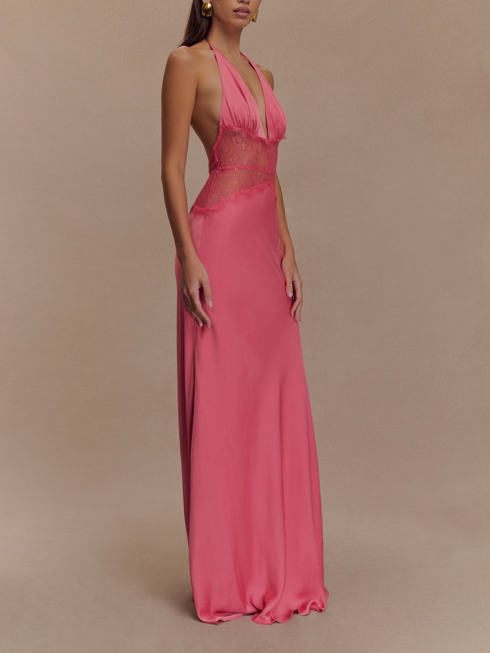 Abito maxi in seta satinata con scollo all'americana