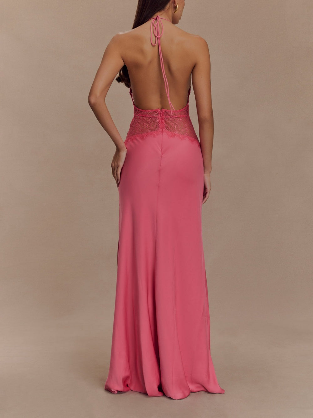 Abito maxi in seta satinata con scollo all'americana