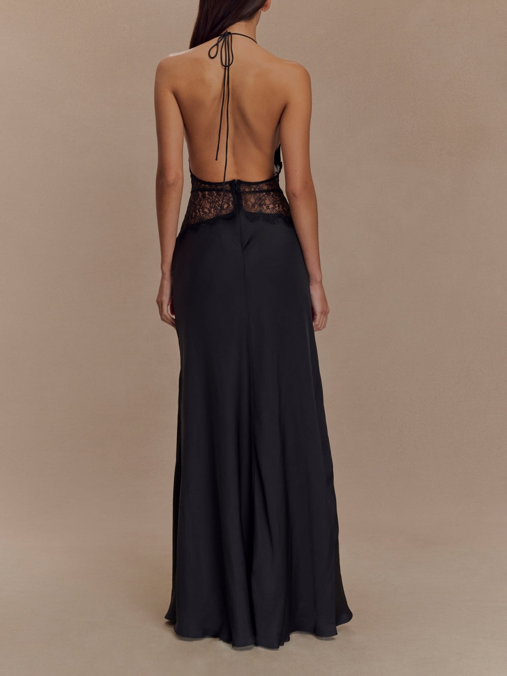 Abito maxi in seta satinata con scollo all'americana