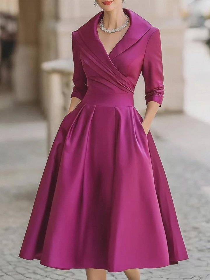 Elegante Abito Midi Plissettato in Raso Nero con Scollatura a V
