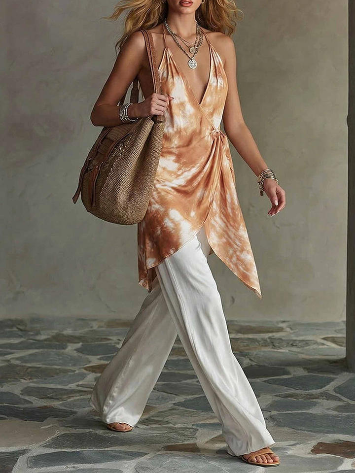 Set Top Arancione con Collo Halter e Pantaloni Bianchi a Gamba Larga