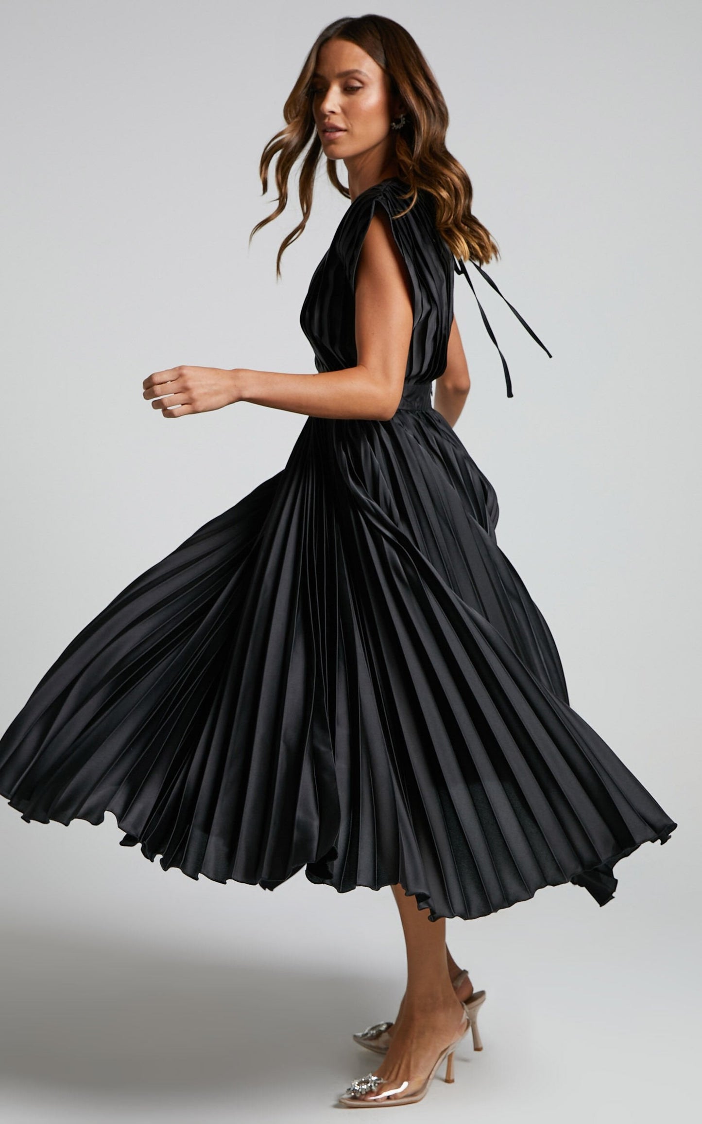 Abito midi fluente in satin plissettato con scollo a V elegante