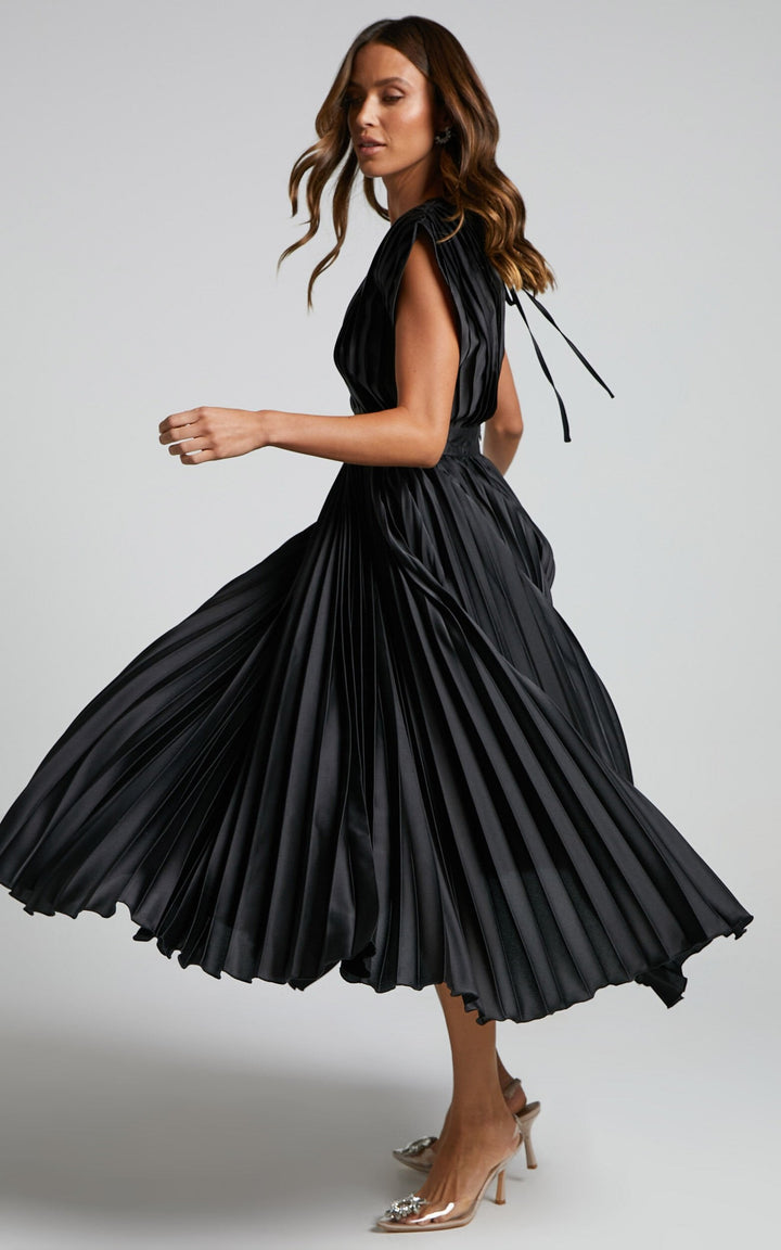 Abito midi fluente in satin plissettato con scollo a V elegante