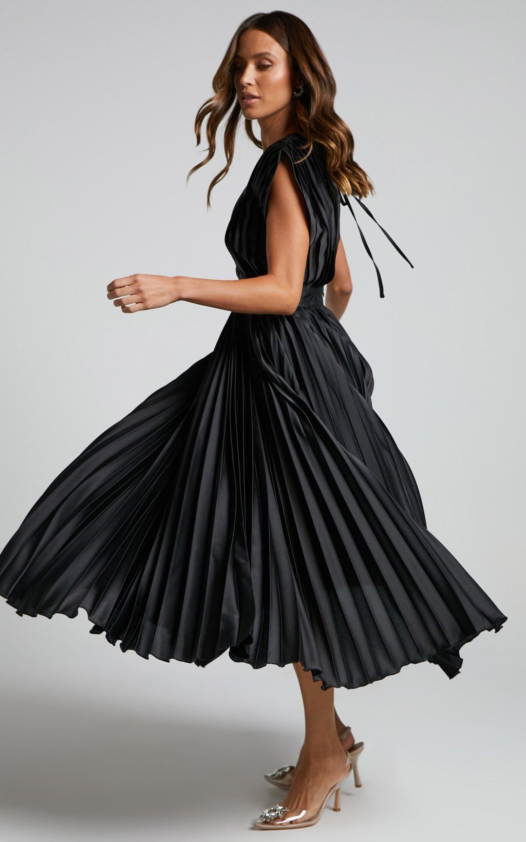 Elegante Abito Midi Fluido con V-Scollo e Pieghe in Satin