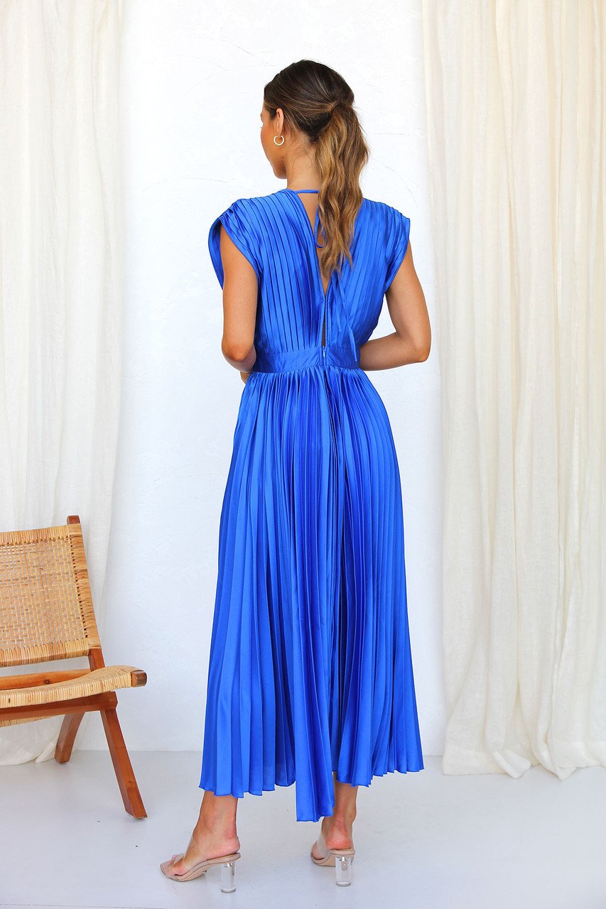 Abito midi fluente in satin plissettato con scollo a V elegante