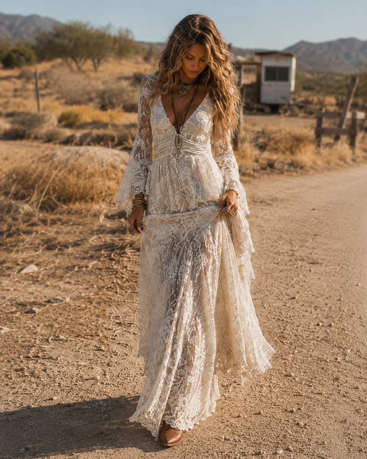 Abito Maxi Bohemien in Pizzo Apricot con Scollo a V e Maniche a Campana