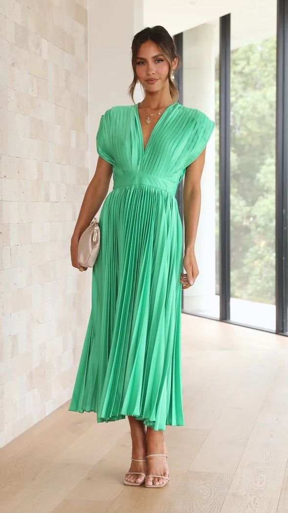 Abito midi fluente in satin plissettato con scollo a V elegante