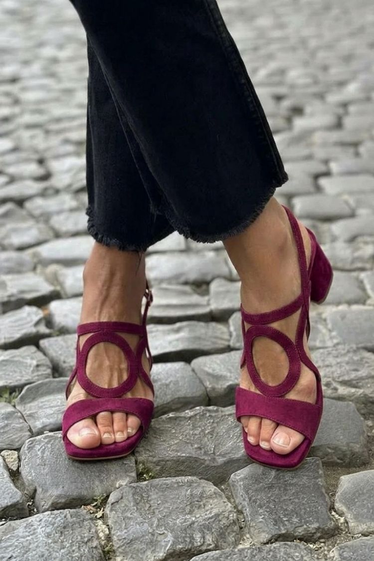 Sandali con Punta Quadrata e Intaglio Rotondo
