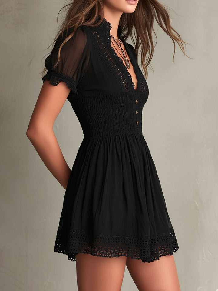 Abito Mini Nero Classico con Scollo Smock e Pizzo