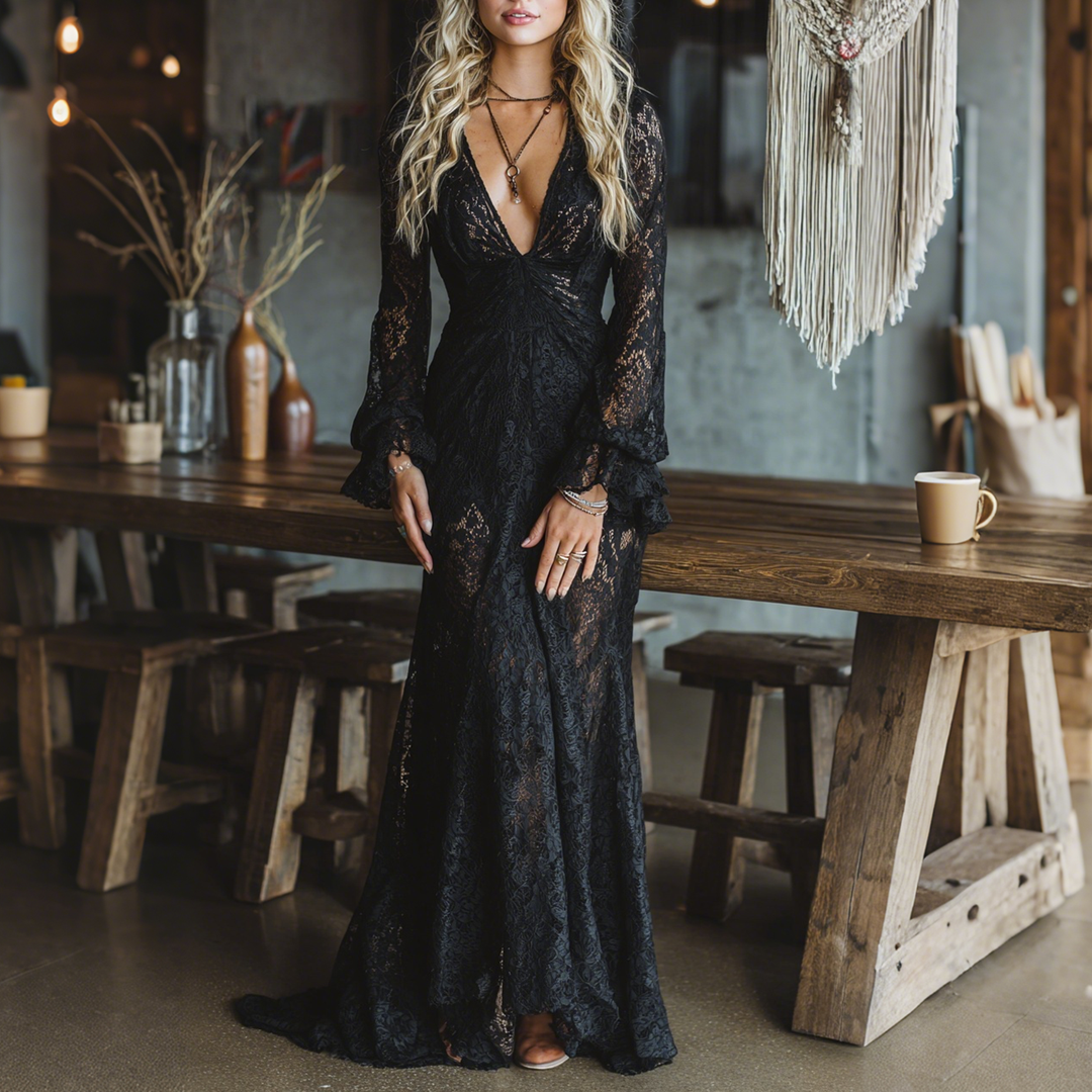 Abito Maxi Nero in Pizzo Gotico con Maniche a Campana e Scollo a V