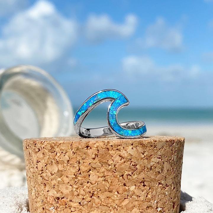 Anello Ondulato in Argento con Opale Blu