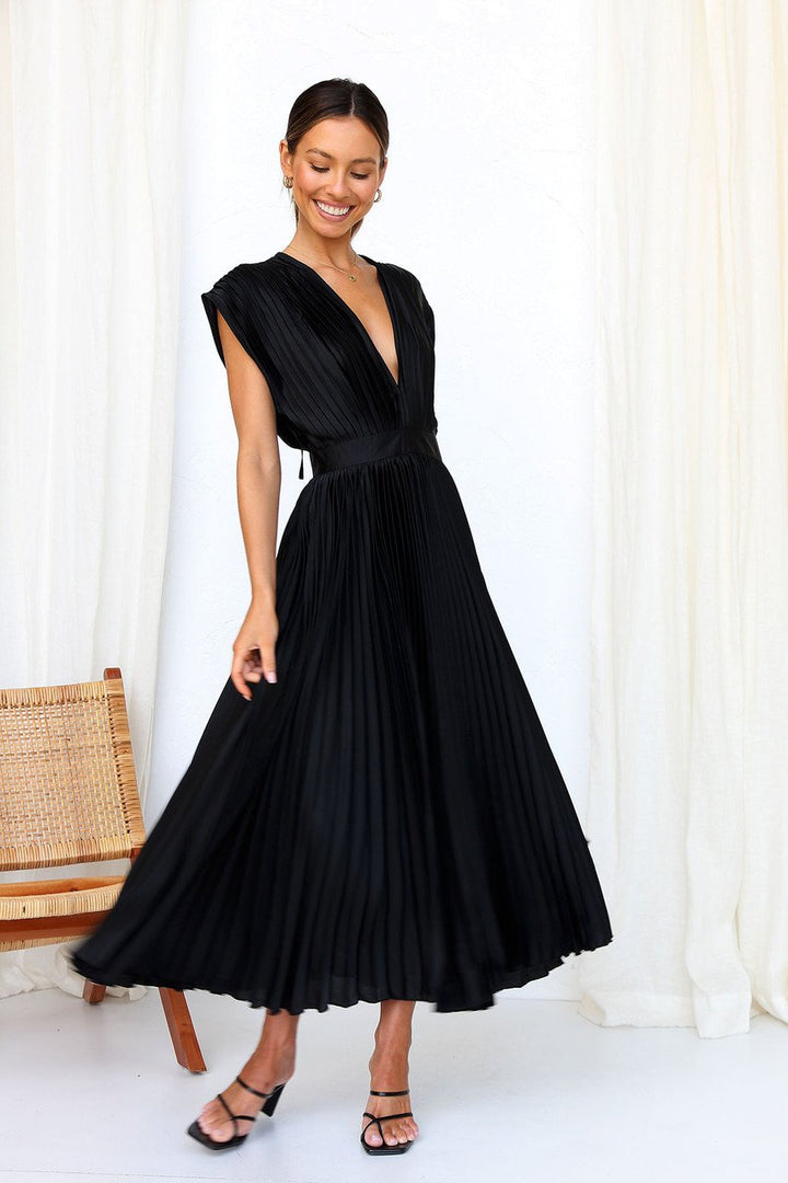Elegante Abito Midi Fluido con V-Scollo e Pieghe in Satin