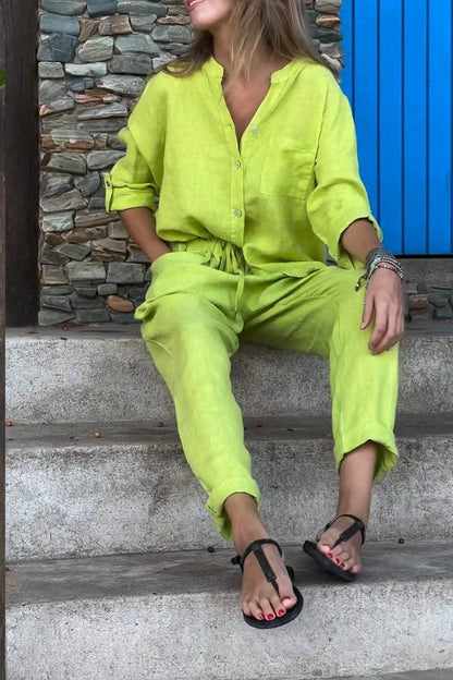 Set di due pezzi in cotone e lino con camicia e pantaloni a V collo in tinta unita