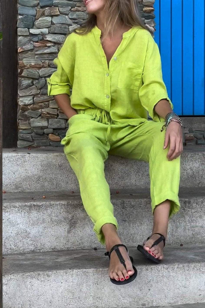 Set di due pezzi in cotone e lino con camicia e pantaloni a V collo in tinta unita