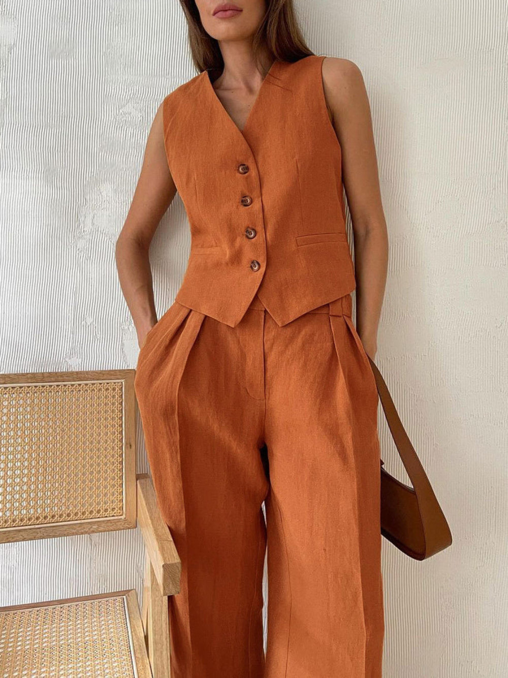 Pantaloni a gamba larga plissettati in cotone e lino con scollo a V classico