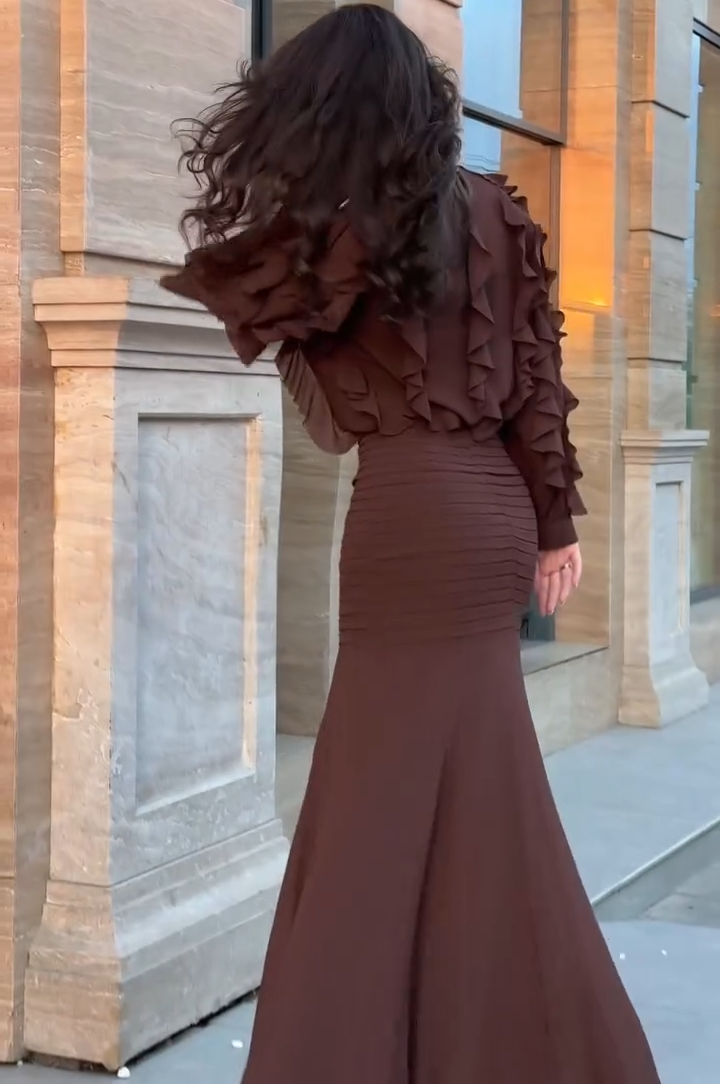 Completo Due Pezzi Top a Maniche Lunghe con Righe Marrone e Gonna Maxi a Sirena a Costine