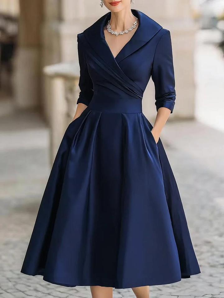 Elegante Vestito Midi A-Line in Satin Nero Plissettato con Scollatura a V