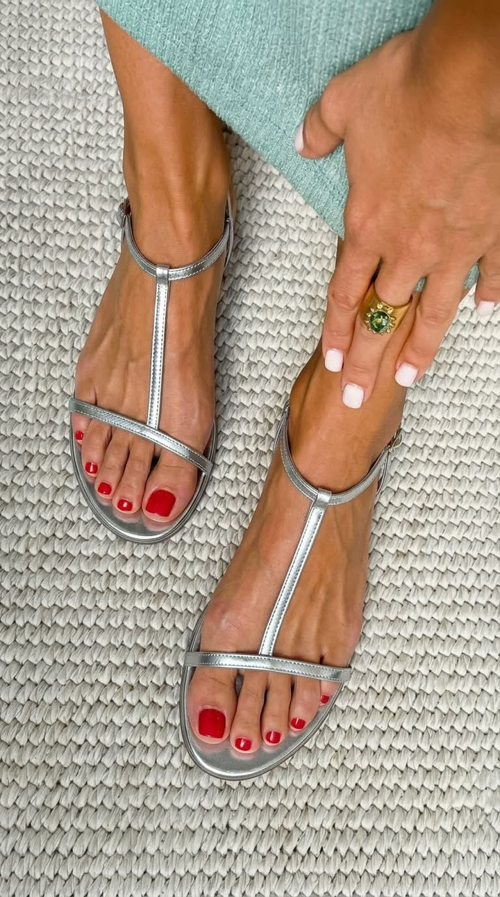 Sandali piatti in look metallico con cinturini a forma di T
