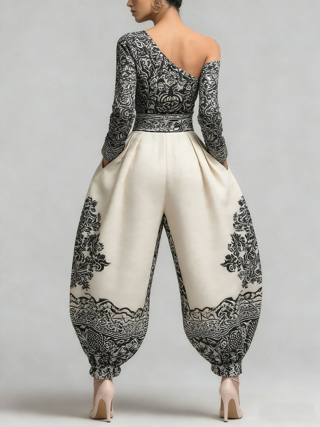 Salopette Harem Vintage Floreale Nero e Bianco con Spalla Scoperta e Tasche