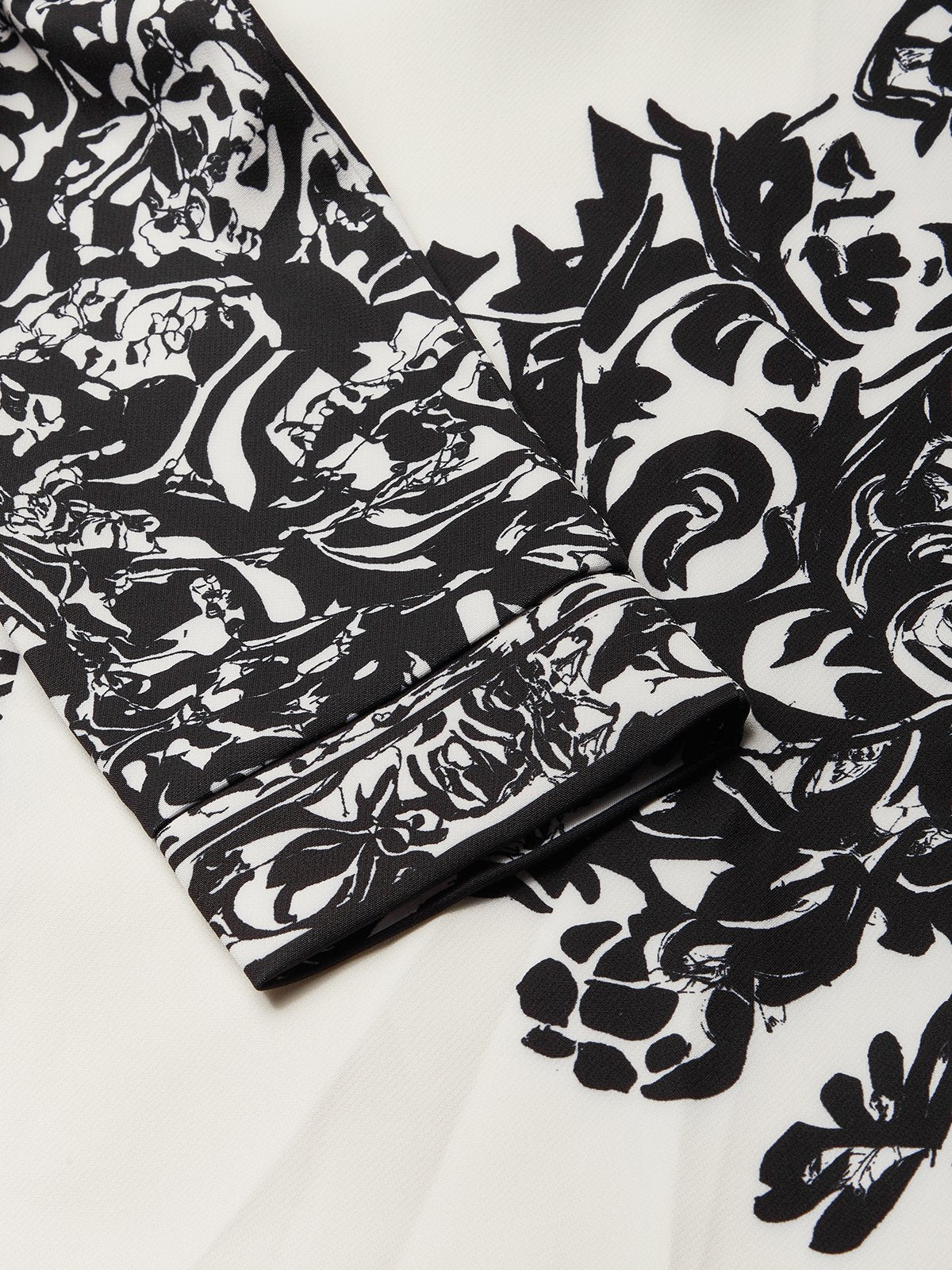 Salopette Harem Vintage Floreale Nero e Bianco con Spalla Scoperta e Tasche