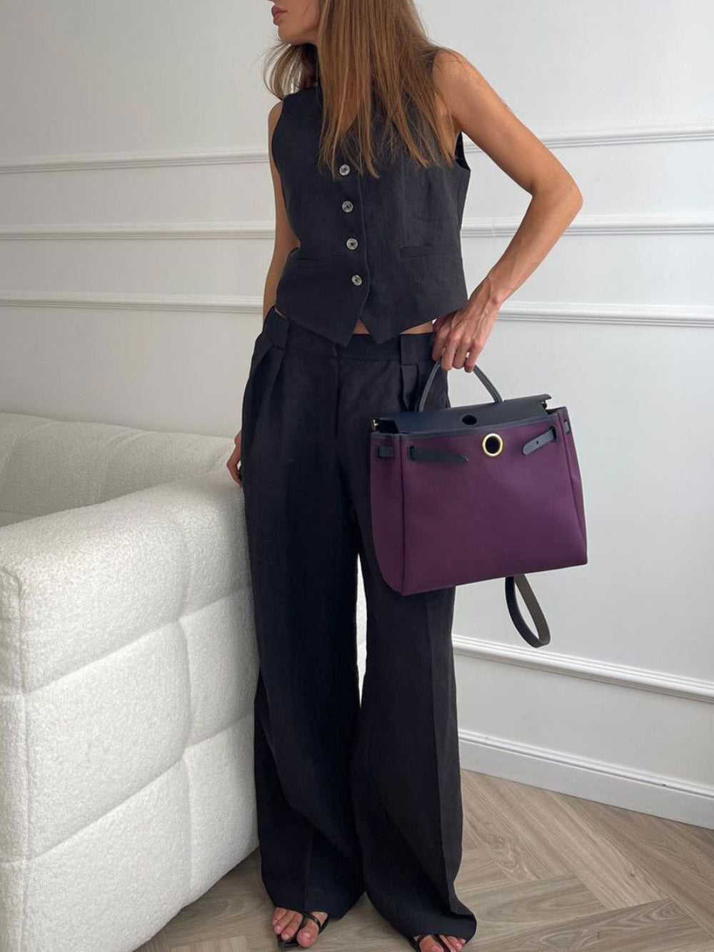 Pantaloni a gamba larga plissettati in cotone e lino con scollo a V classico