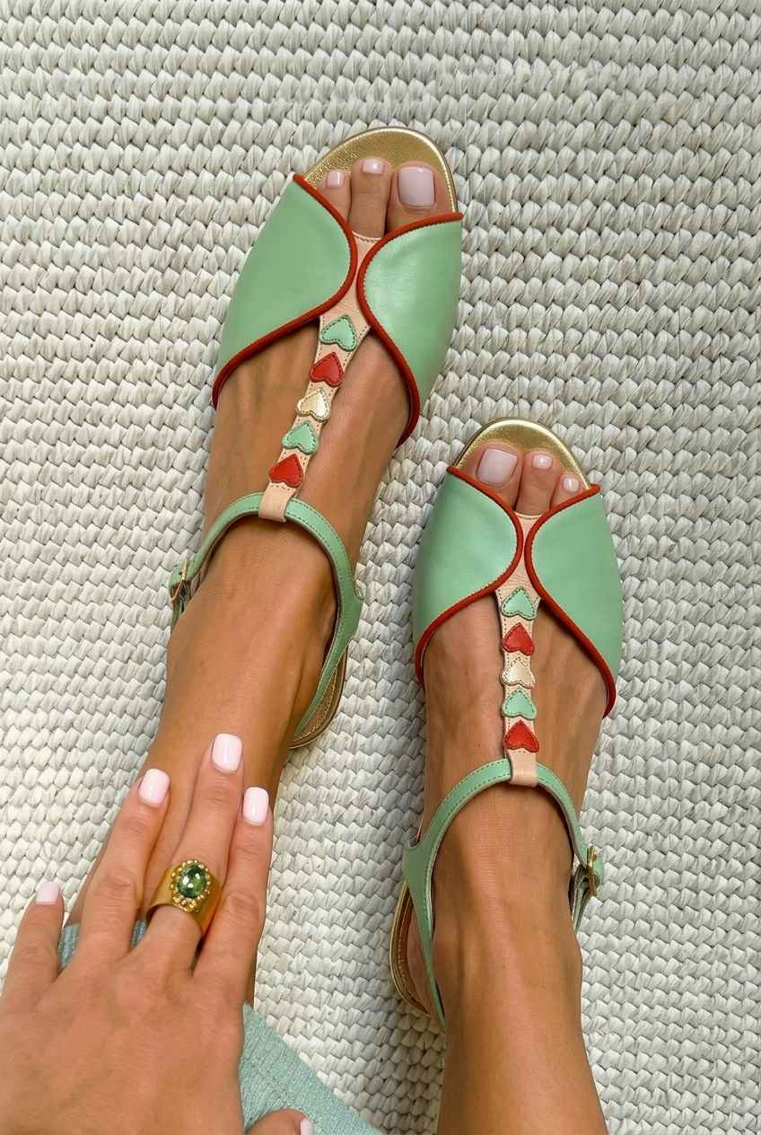 Sandali Flat Slingback con Punta Aperta e Dettaglio a Cuore