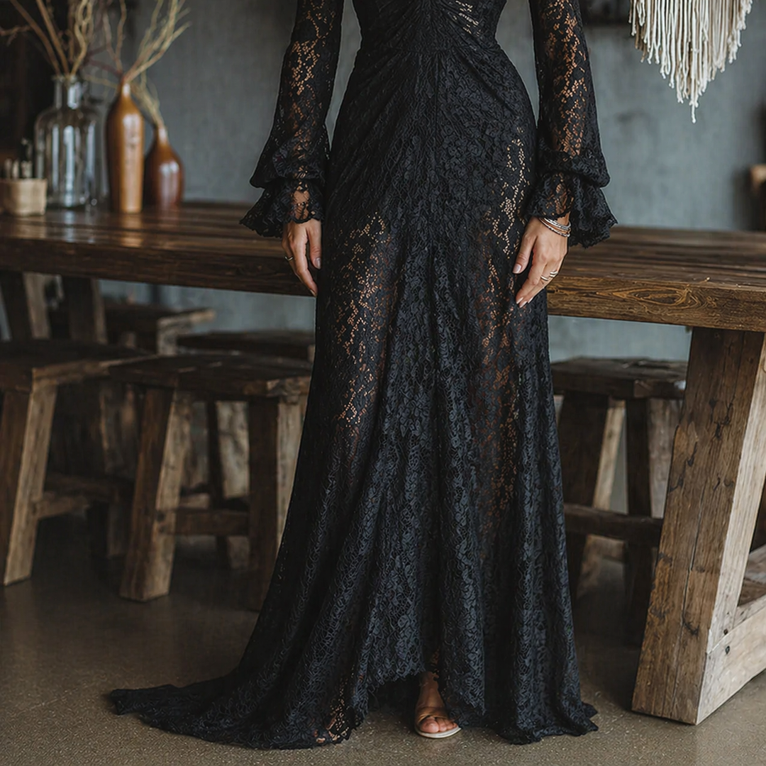 Abito Maxi Nero in Pizzo Gotico con Maniche a Campana e Scollo a V