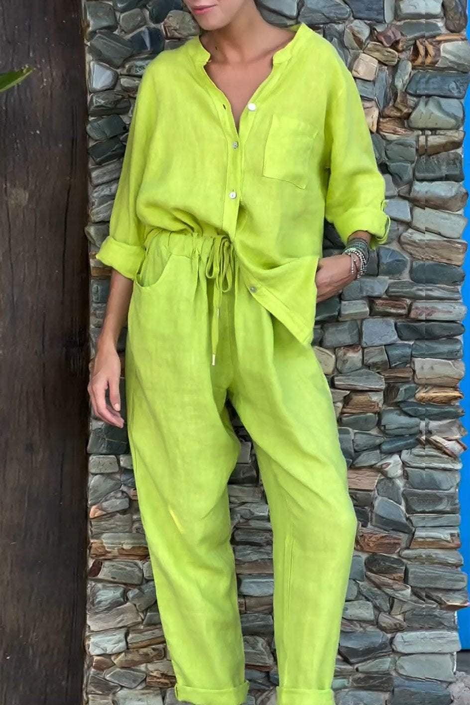 Set di due pezzi in cotone e lino con camicia e pantaloni a V collo in tinta unita
