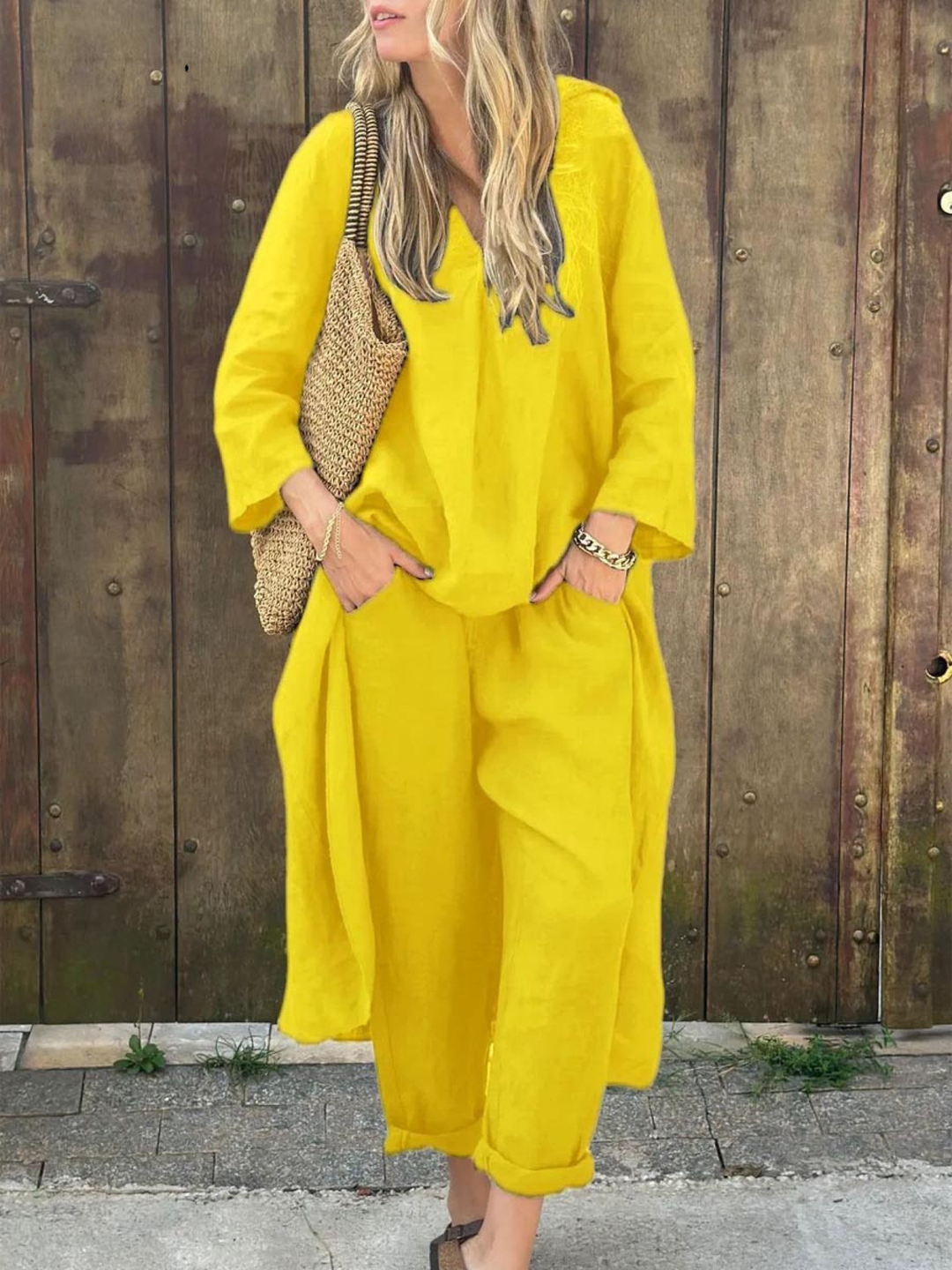 Set Top in Lino Irregolare con Scollo a V e Pantaloni Larghi a Vita Alta con Tasche