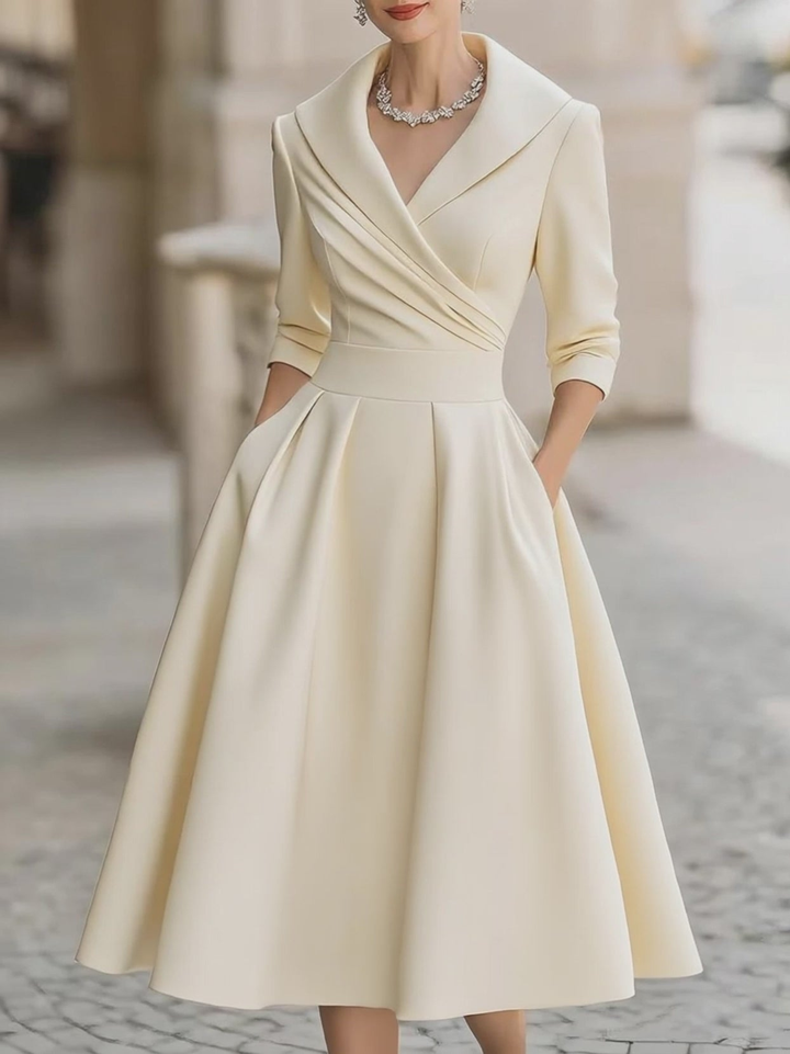 Elegante Abito Midi Plissettato in Raso Nero con Scollatura a V
