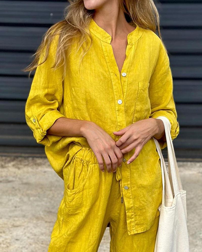Set di due pezzi in cotone e lino con camicia e pantaloni a V collo in tinta unita