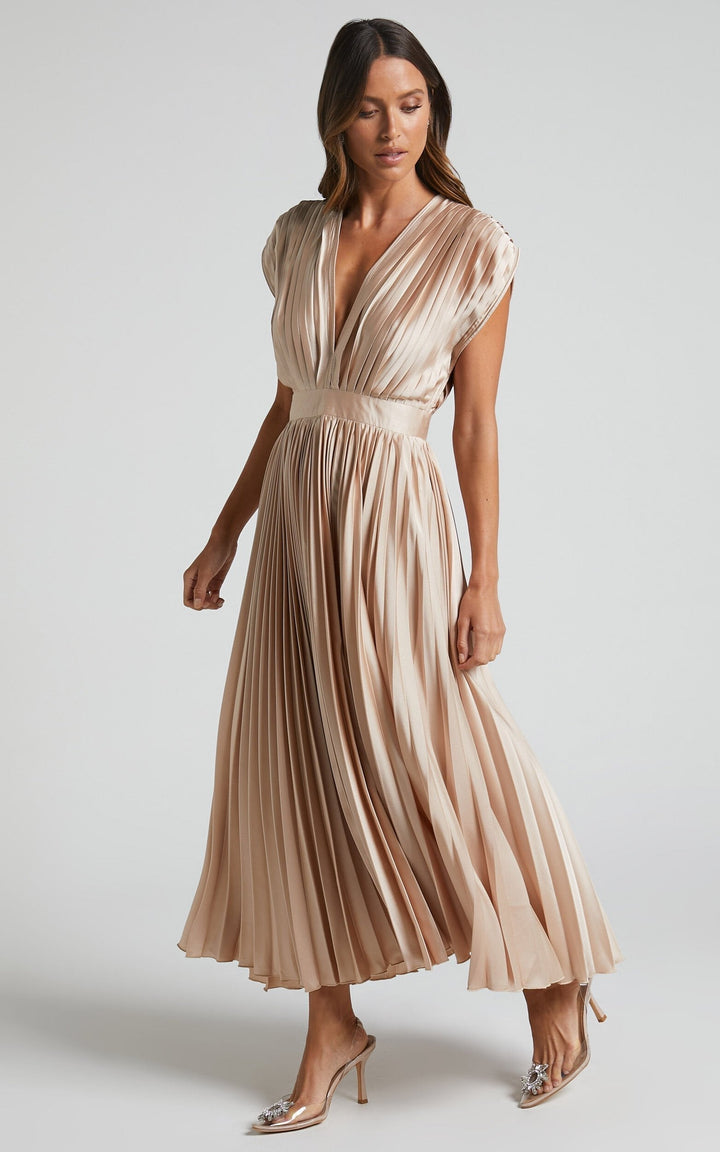 Abito midi fluente in satin plissettato con scollo a V elegante