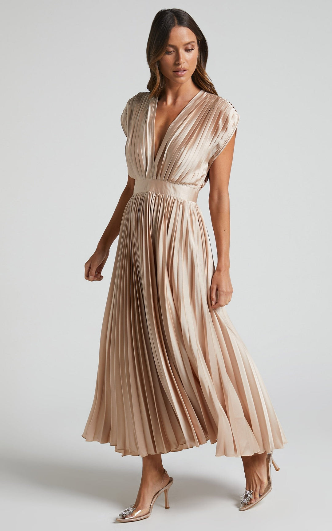 Elegante Abito Midi Fluido con V-Scollo e Pieghe in Satin