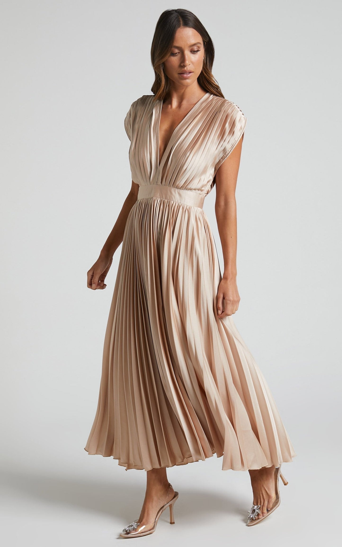Elegante Abito Midi Fluido con V-Scollo e Pieghe in Satin