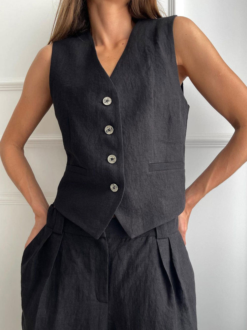 Pantaloni a gamba larga in cotone e lino plissettati con scollo a V