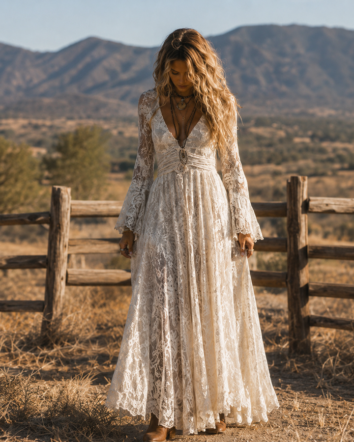 Abito Maxi Bohemien in Pizzo Apricot con Scollo a V e Maniche a Campana