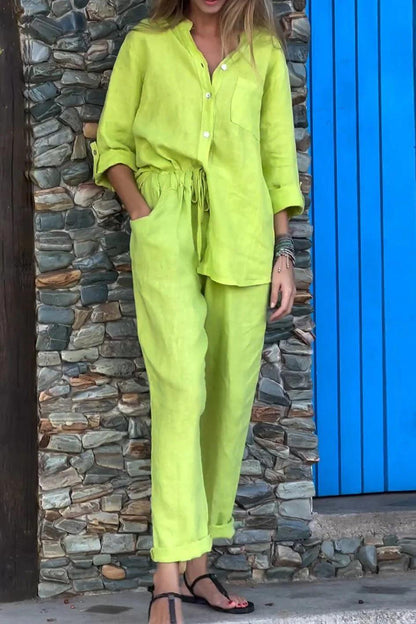 Set di due pezzi in cotone e lino con camicia e pantaloni a V collo in tinta unita