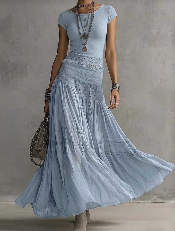 TOP CON PANNELLI IN PIZZO BLU E GONNA MAXI PLISSETTATA