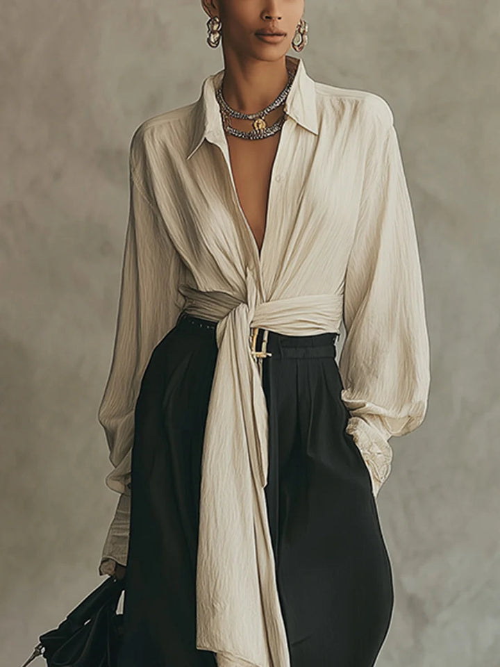 Set camicia beige con lacci e pantaloni neri