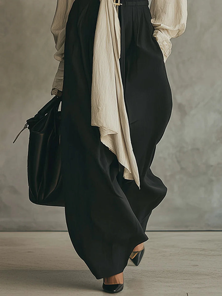 Set camicia beige con lacci e pantaloni neri