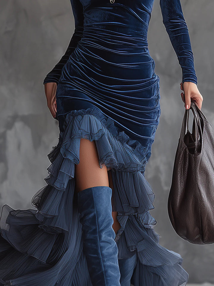 Abito maxi plissettato in velluto blu scuro con volant
